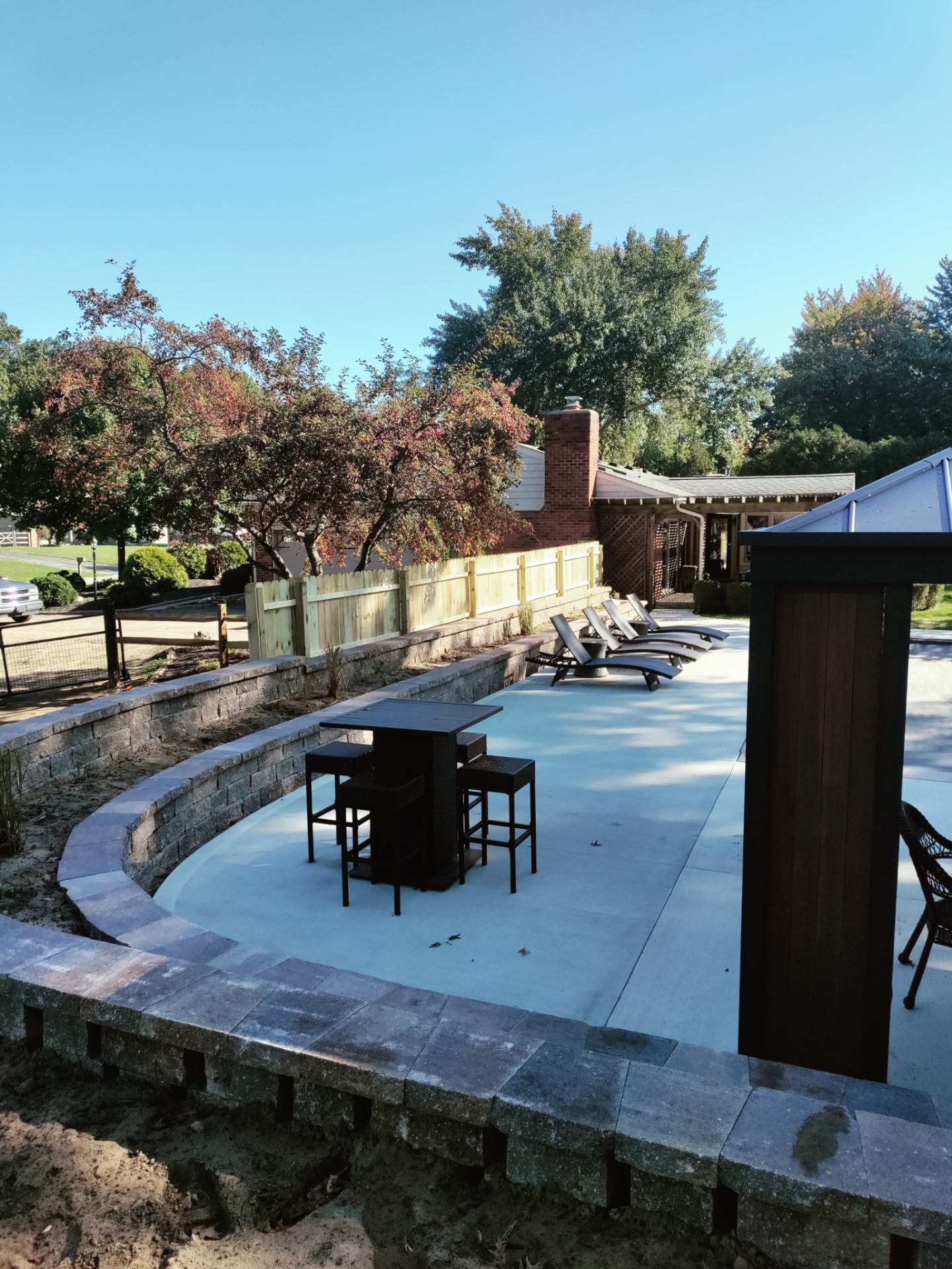 Curved Paver Patio & Retaining Wall